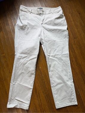 Lee Women's Straight-Leg Trousers in Off-White khaki